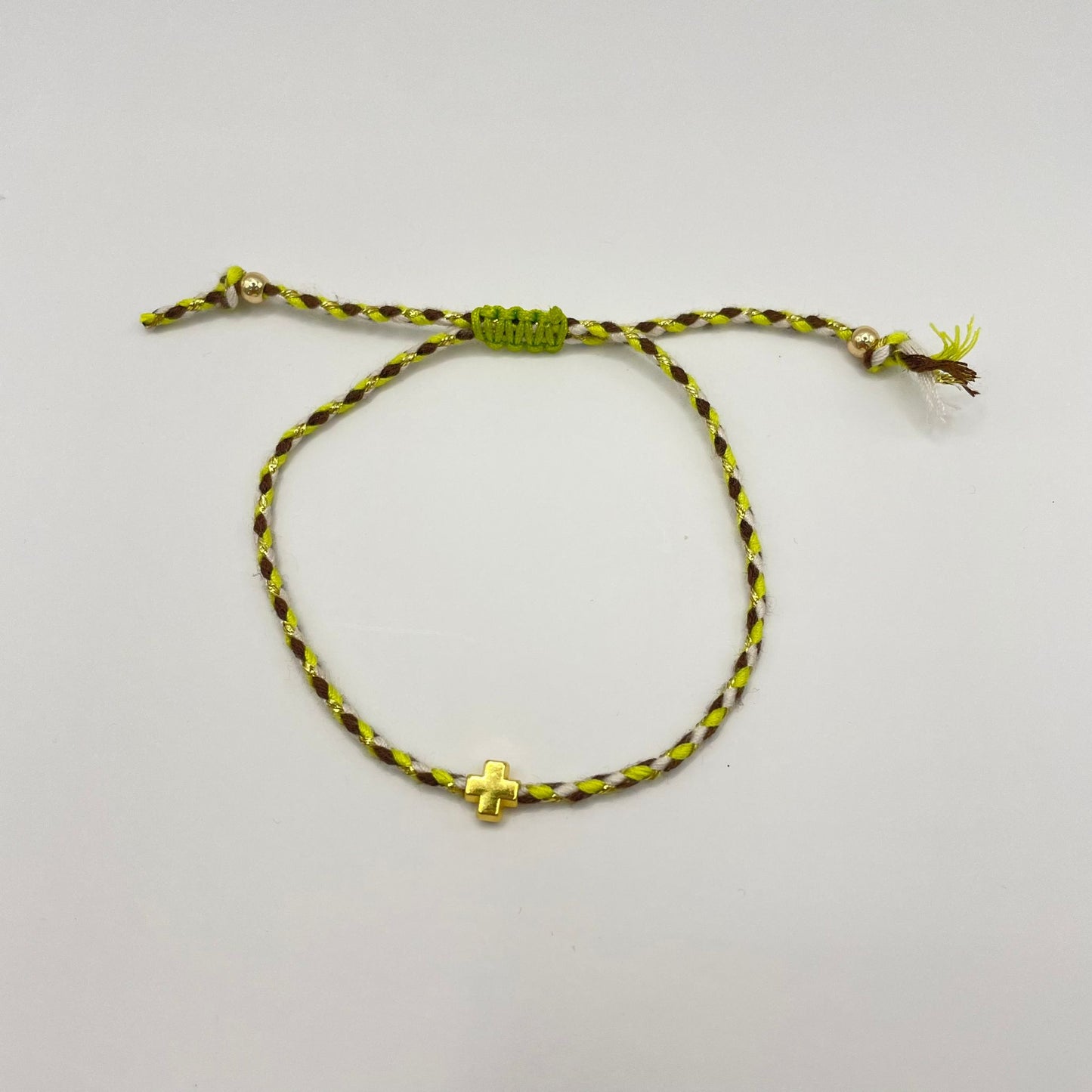Geel armbandje met kruisje