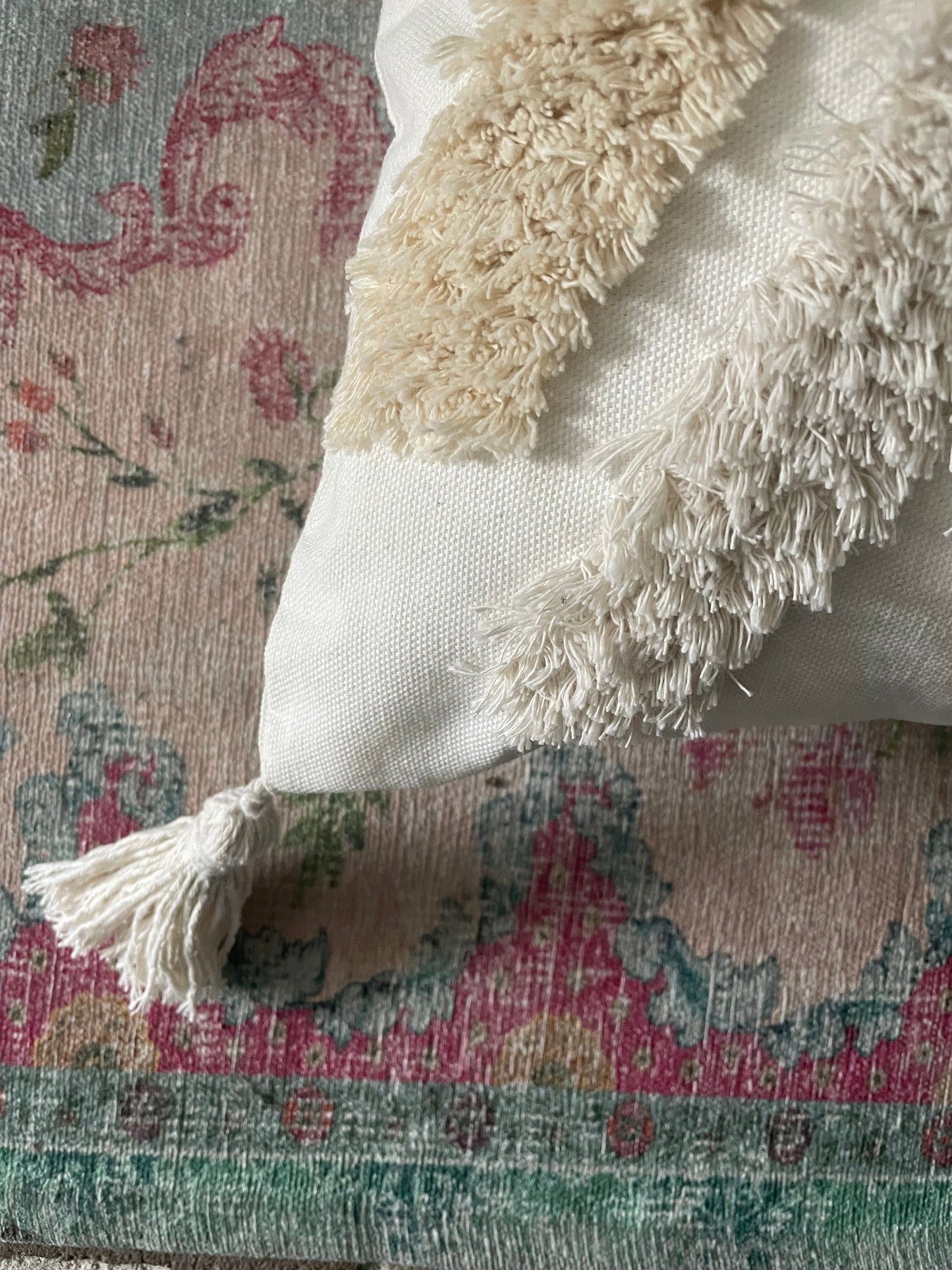 Pillow boheem tufted