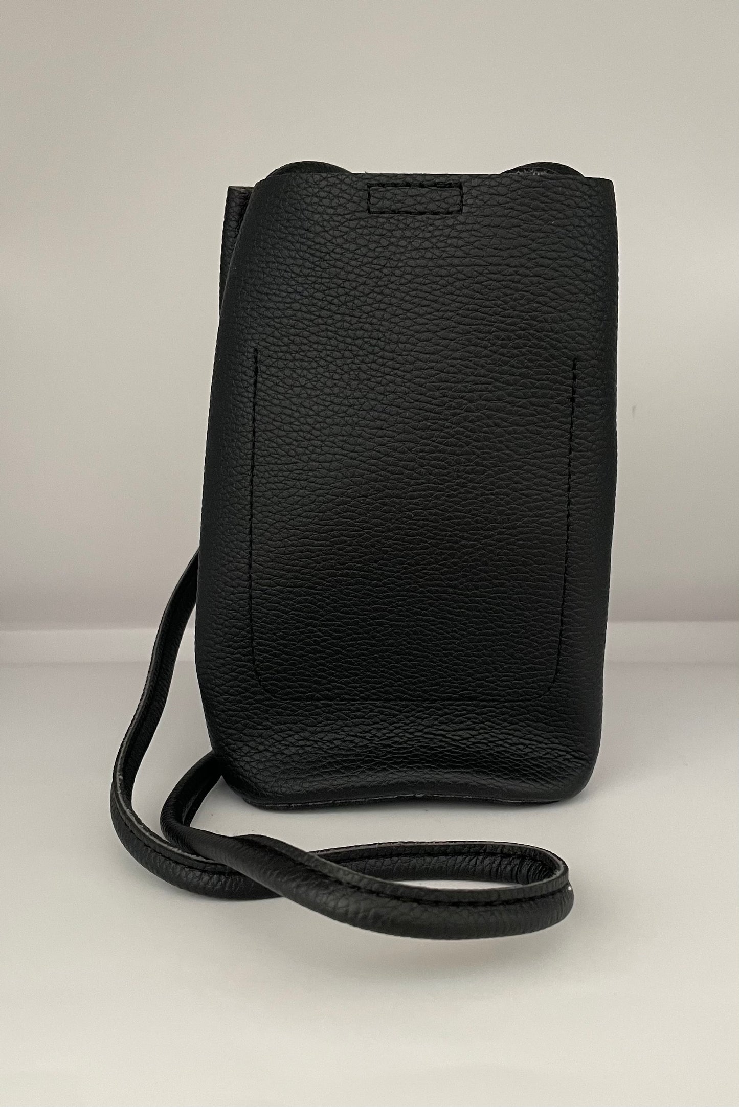 Schouder/crossbody bag Vegan leather small black blind drukknoop binnenkant incl.zakje mobiel aan de binnenkant.Voorop ook een extra vakje