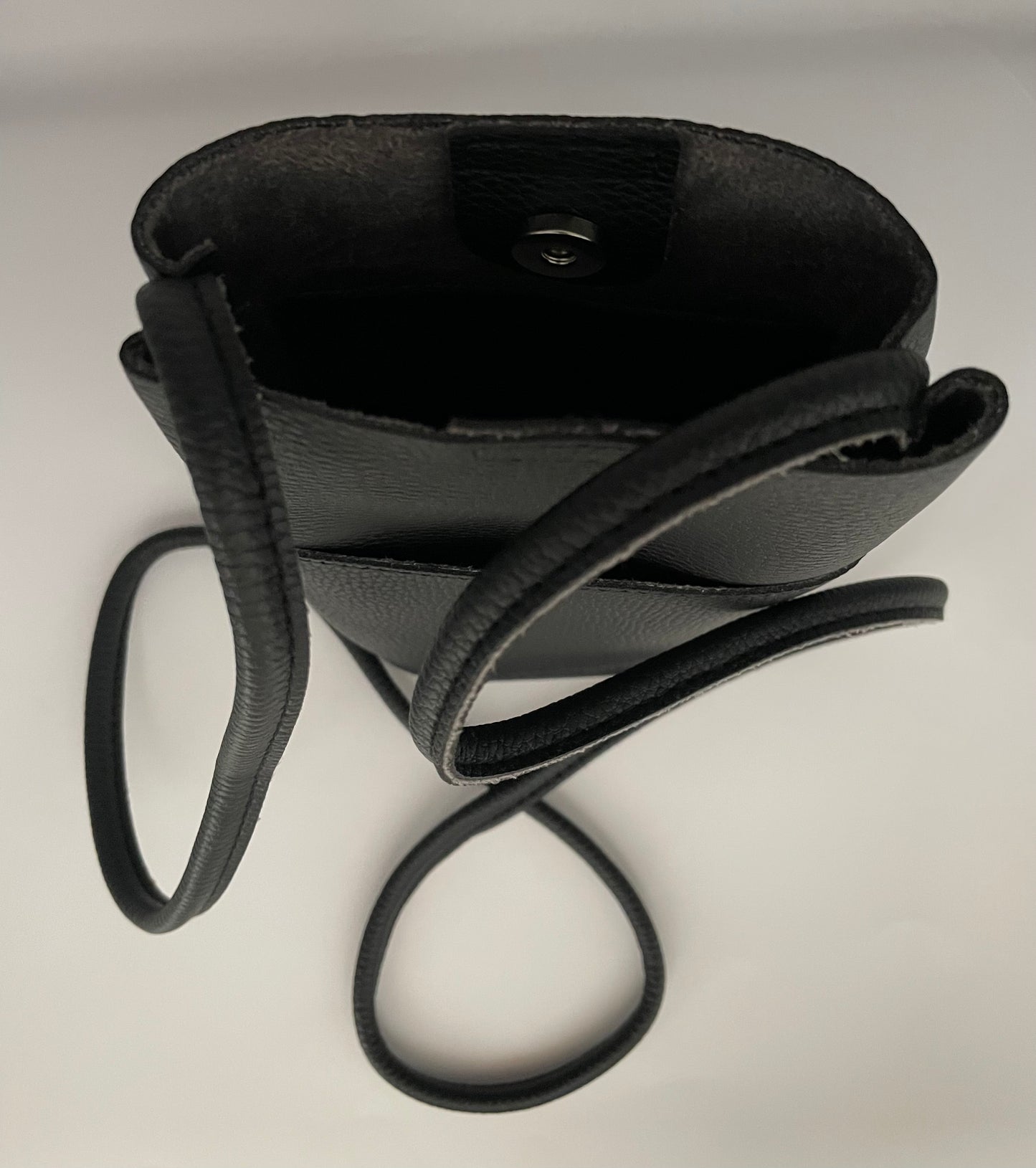 Schouder/crossbody bag Vegan leather small black blind drukknoop binnenkant incl.zakje mobiel aan de binnenkant.Voorop ook een extra vakje