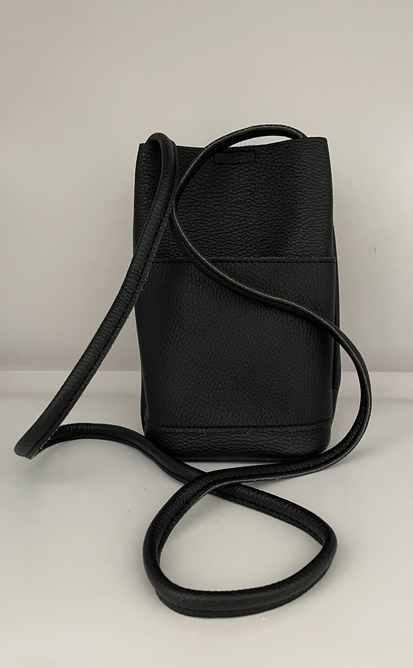 Schouder/crossbody bag Vegan leather small black blind drukknoop binnenkant incl.zakje mobiel aan de binnenkant.Voorop ook een extra vakje