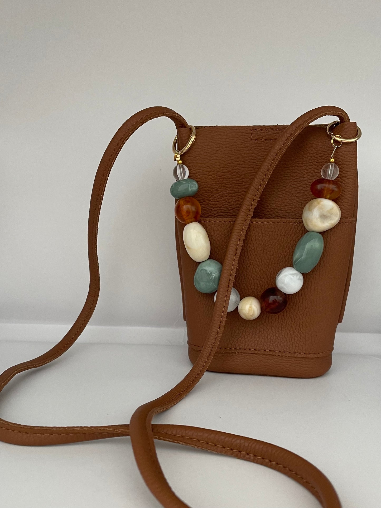 Schouder/crossbody bag.Vegan leather bruin inc.vakje mobiel binnenkant en voorop! Blinde knoop exl. bag charm als sluiting