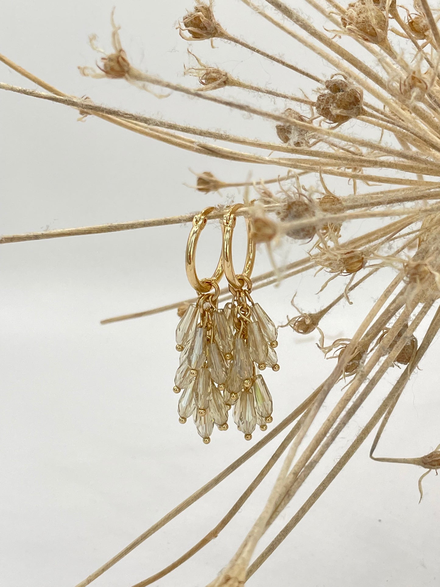 goudkleurige hangers met kraaltjes
