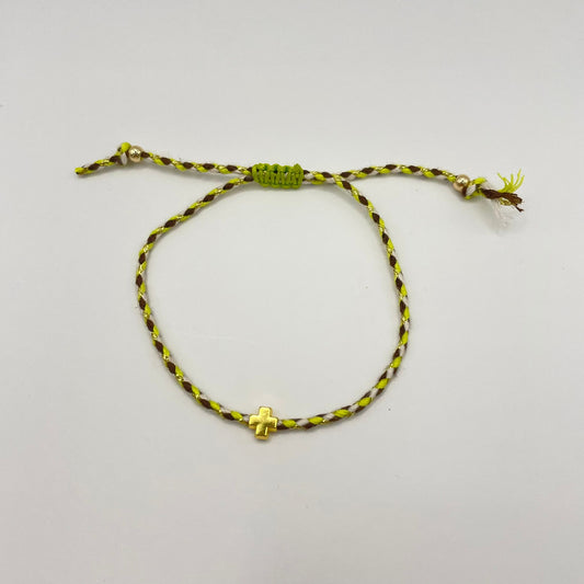 Geel armbandje met kruisje