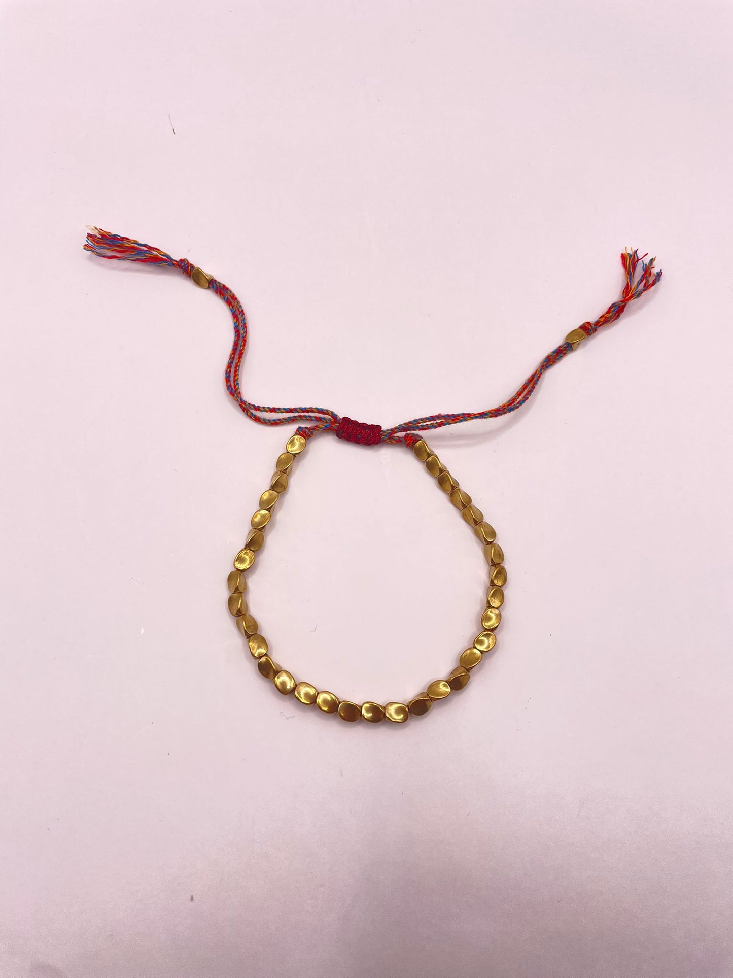 Verstelbare armband omhult met goudkleurige kralen