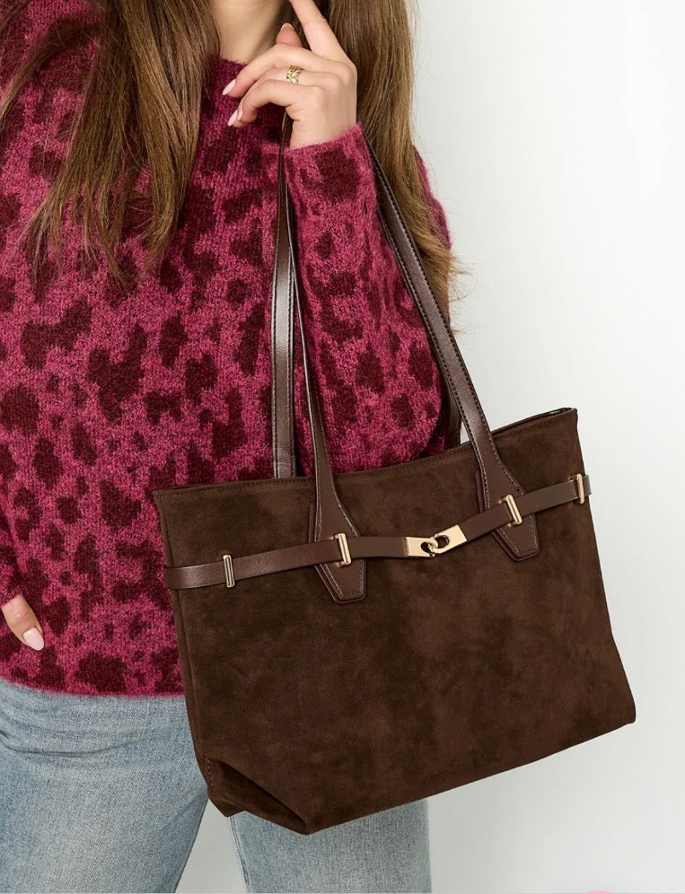 Suede handbag      31 x 10 x 24 cm binnenkant 3 pasjes en een vakje met rits