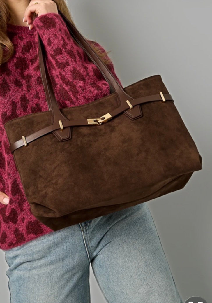 Suede handbag      31 x 10 x 24 cm binnenkant 3 pasjes en een vakje met rits