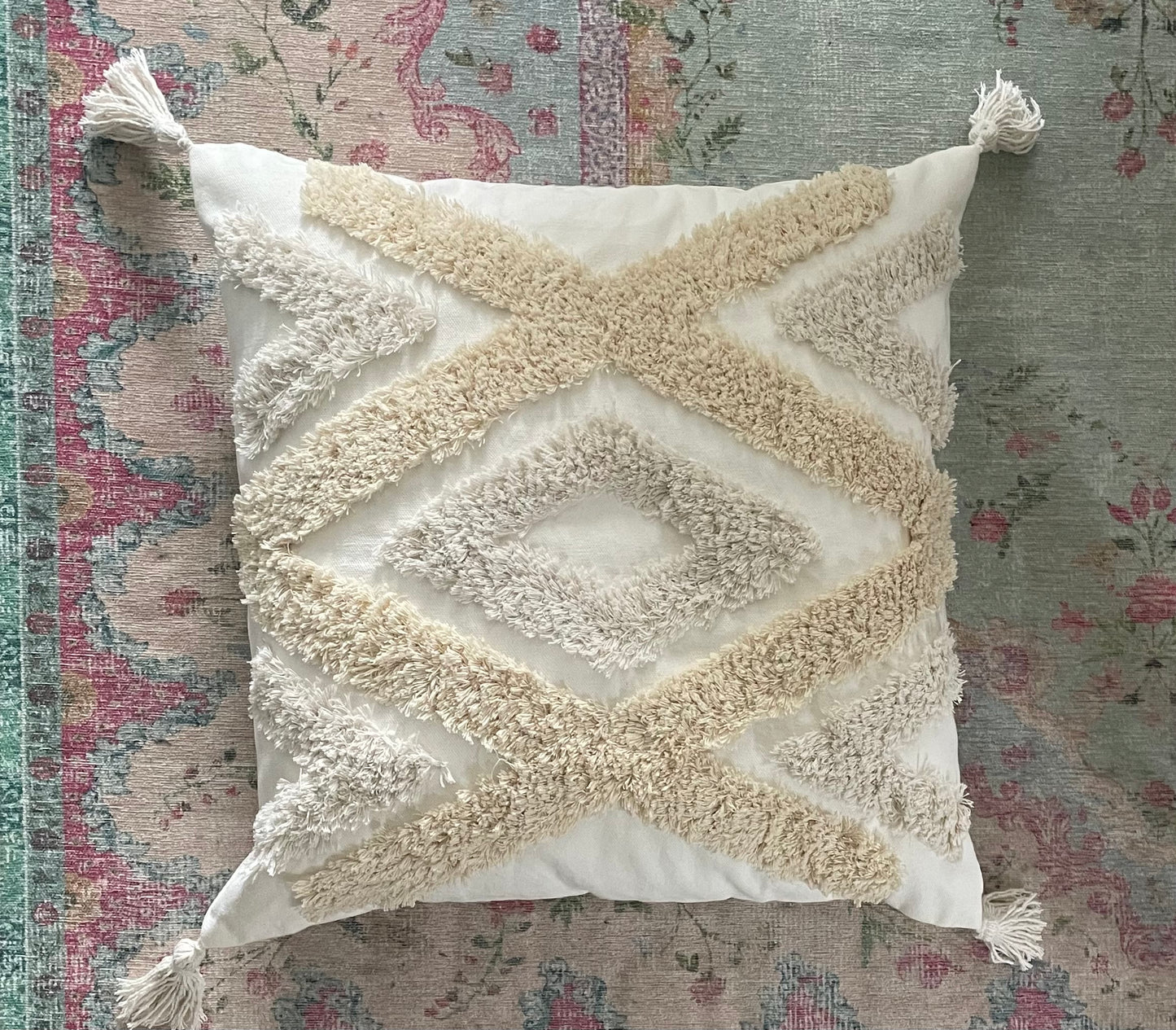 Pillow boheem tufted