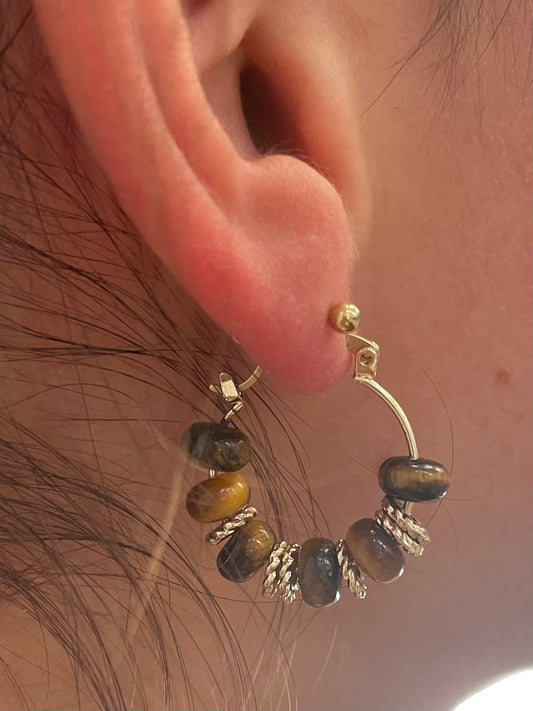 Elegante oorbellen goudkleurige bladaccenten met tijgeroogbeads