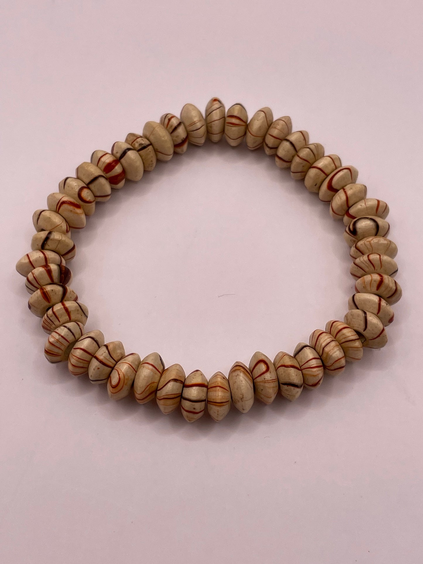 Stretch armband wood licht bruin/bordeaux