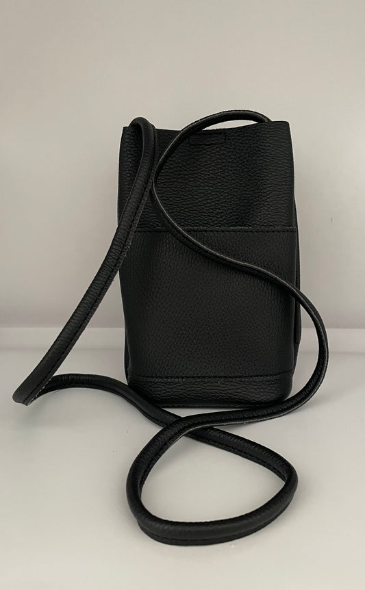 Schouder/crossbody bag Vegan leather small black blind drukknoop binnenkant incl.zakje mobiel aan de binnenkant.Voorop ook een extra vakje