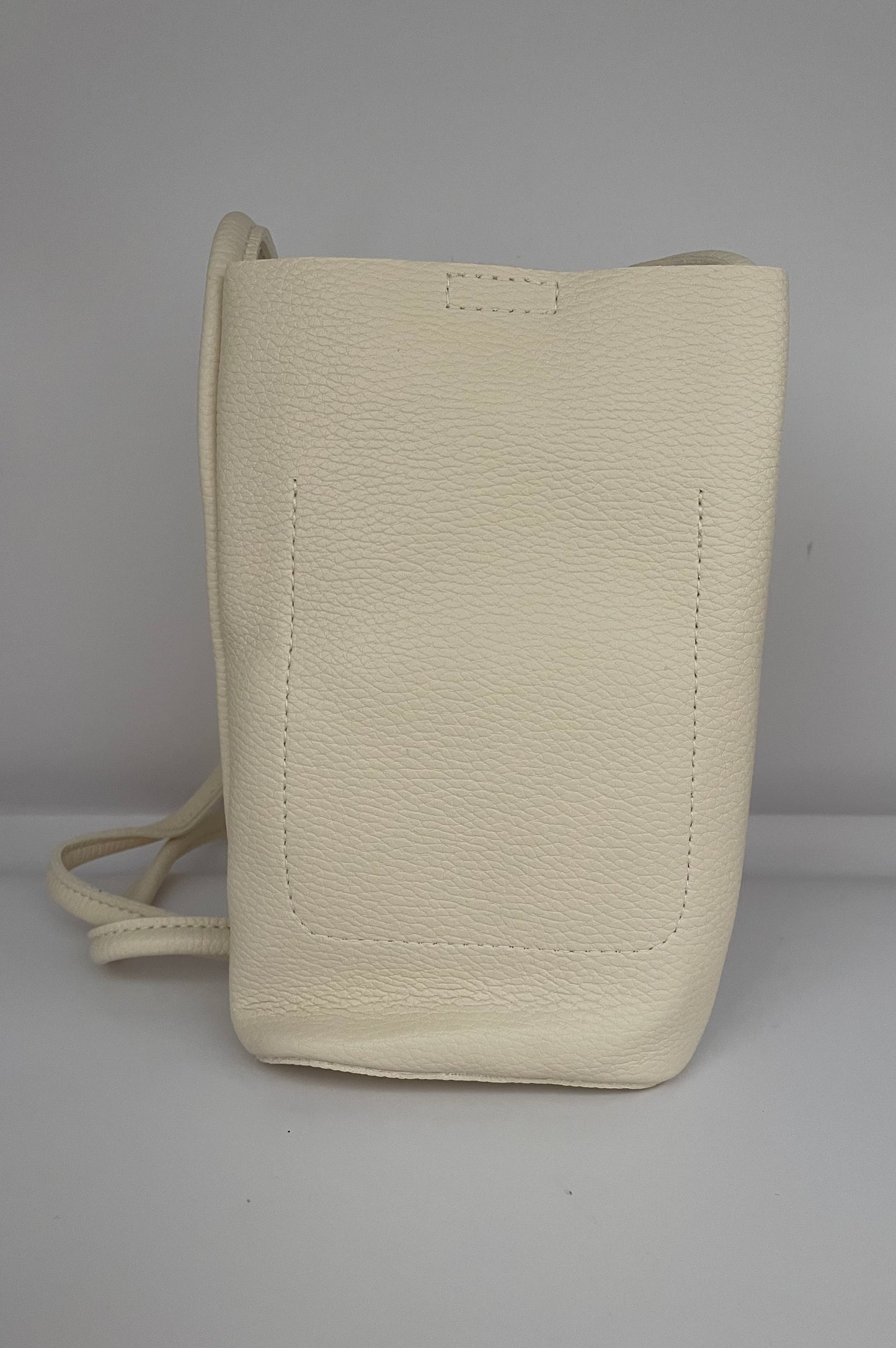 Schouder/crossbody bag Vegan leather small creme blind drukknoop binnenkant incl.zakje mobiel binnenkant.Voorop ook een extra vakje