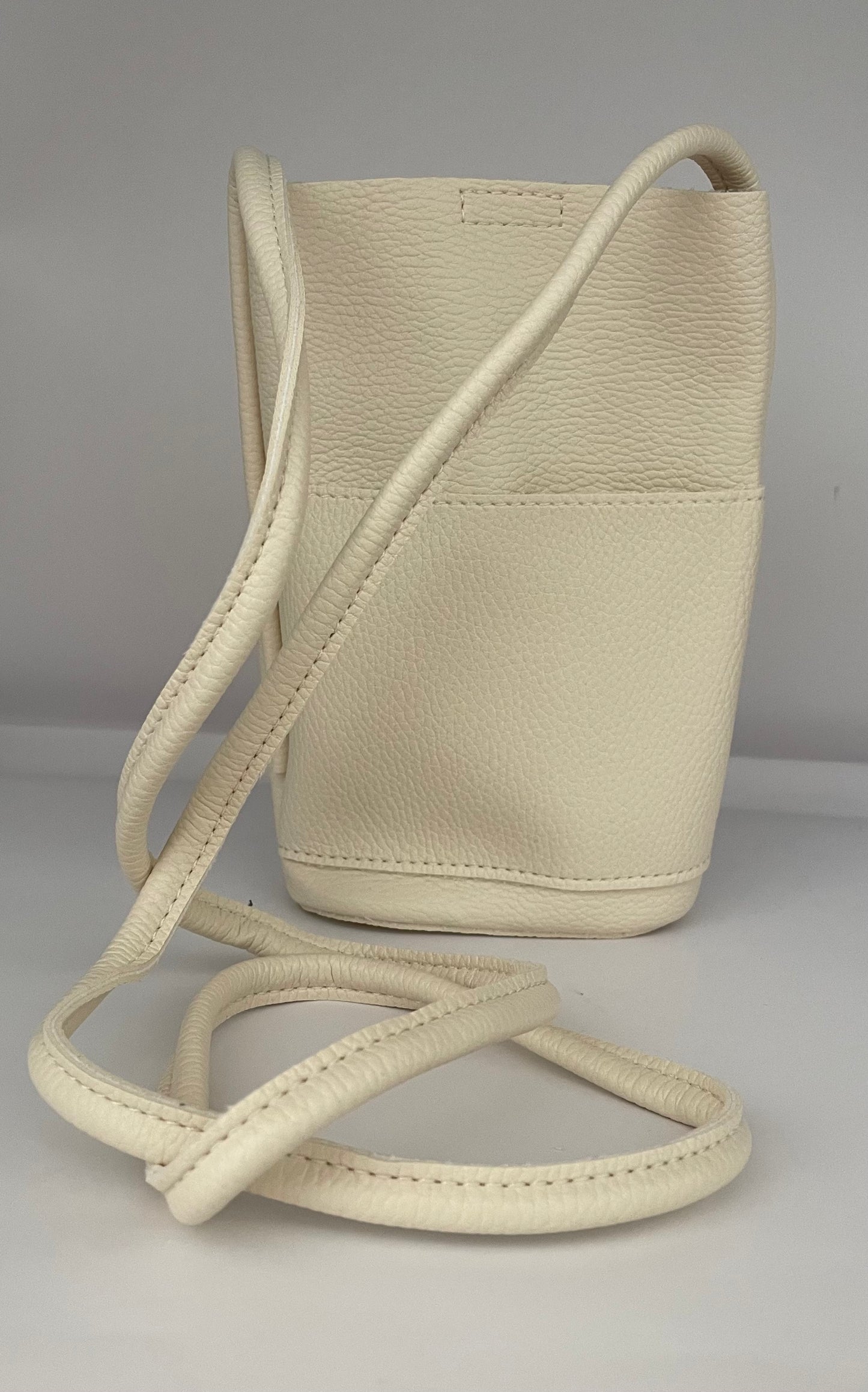 Schouder/crossbody bag Vegan leather small creme blind drukknoop binnenkant incl.zakje mobiel binnenkant.Voorop ook een extra vakje