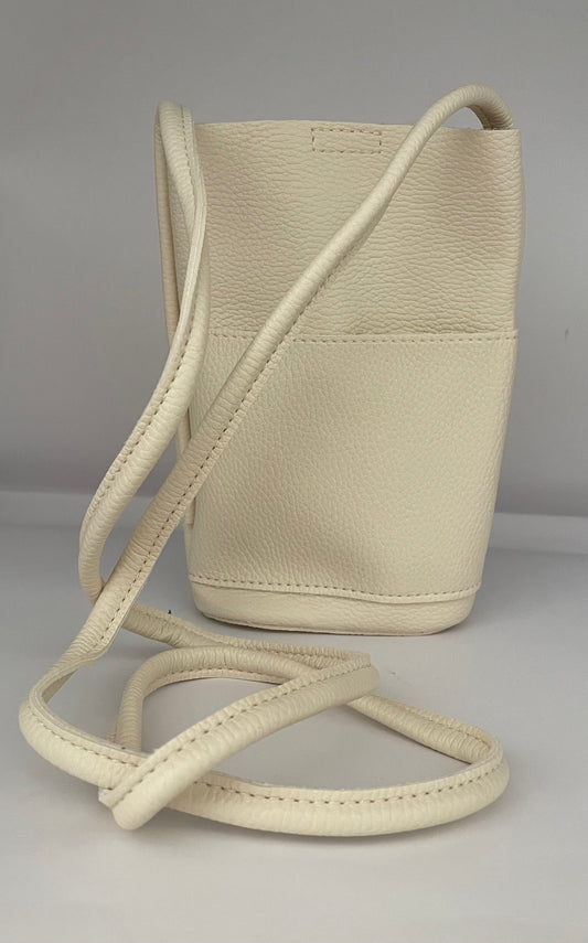 Schouder/crossbody bag Vegan leather small creme blind drukknoop binnenkant incl.zakje mobiel binnenkant.Voorop ook een extra vakje