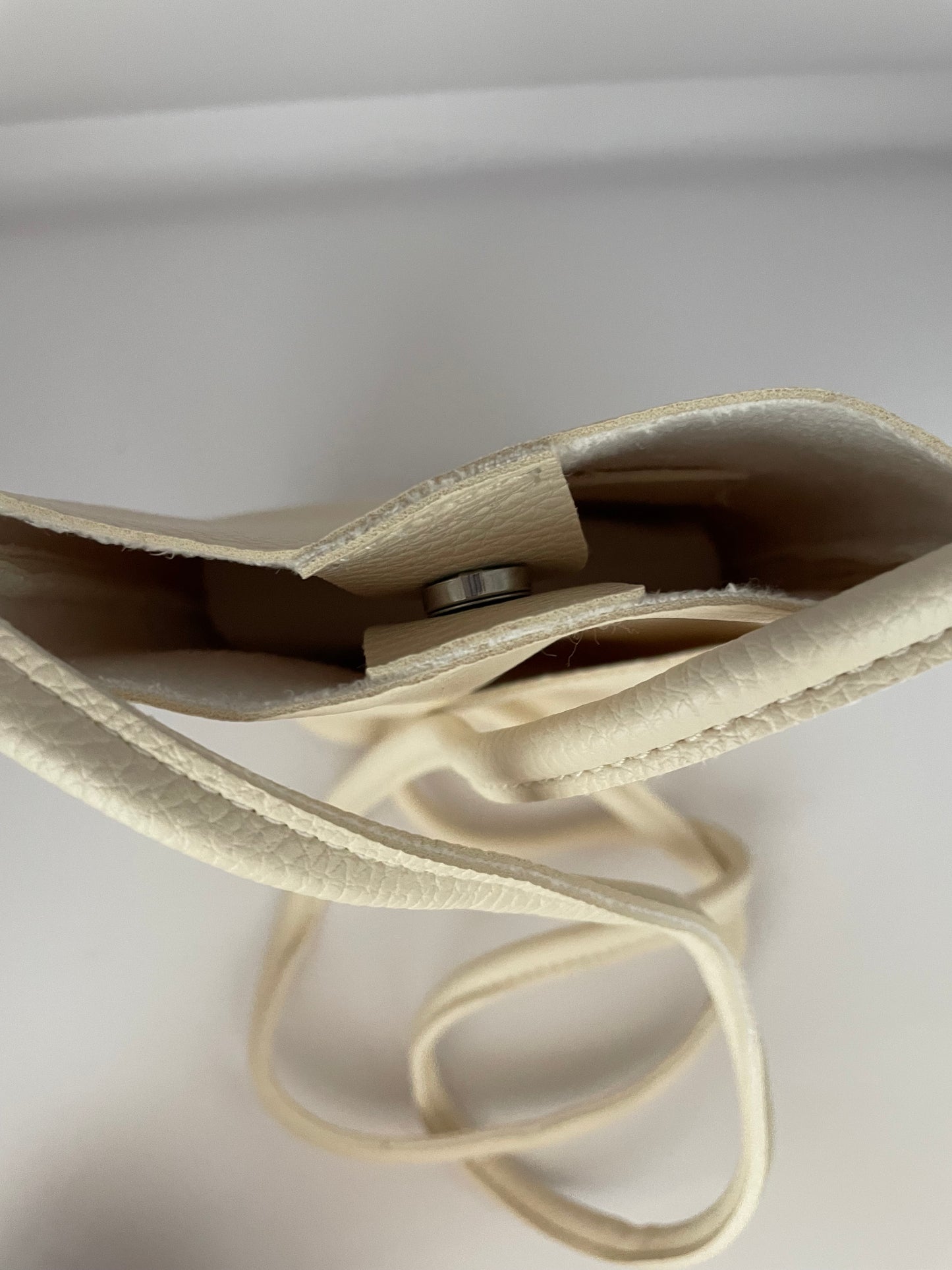 Schouder/crossbody bag Vegan leather small creme blind drukknoop binnenkant incl.zakje mobiel binnenkant.Voorop ook een extra vakje