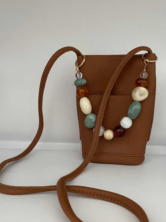 Schouder/crossbody bag.Vegan leather bruin inc.vakje mobiel binnenkant en voorop! Blinde knoop  exl. bag charm  als sluiting
