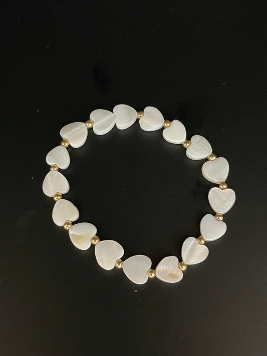 stretch armband hartjes parelmoer wit met goud