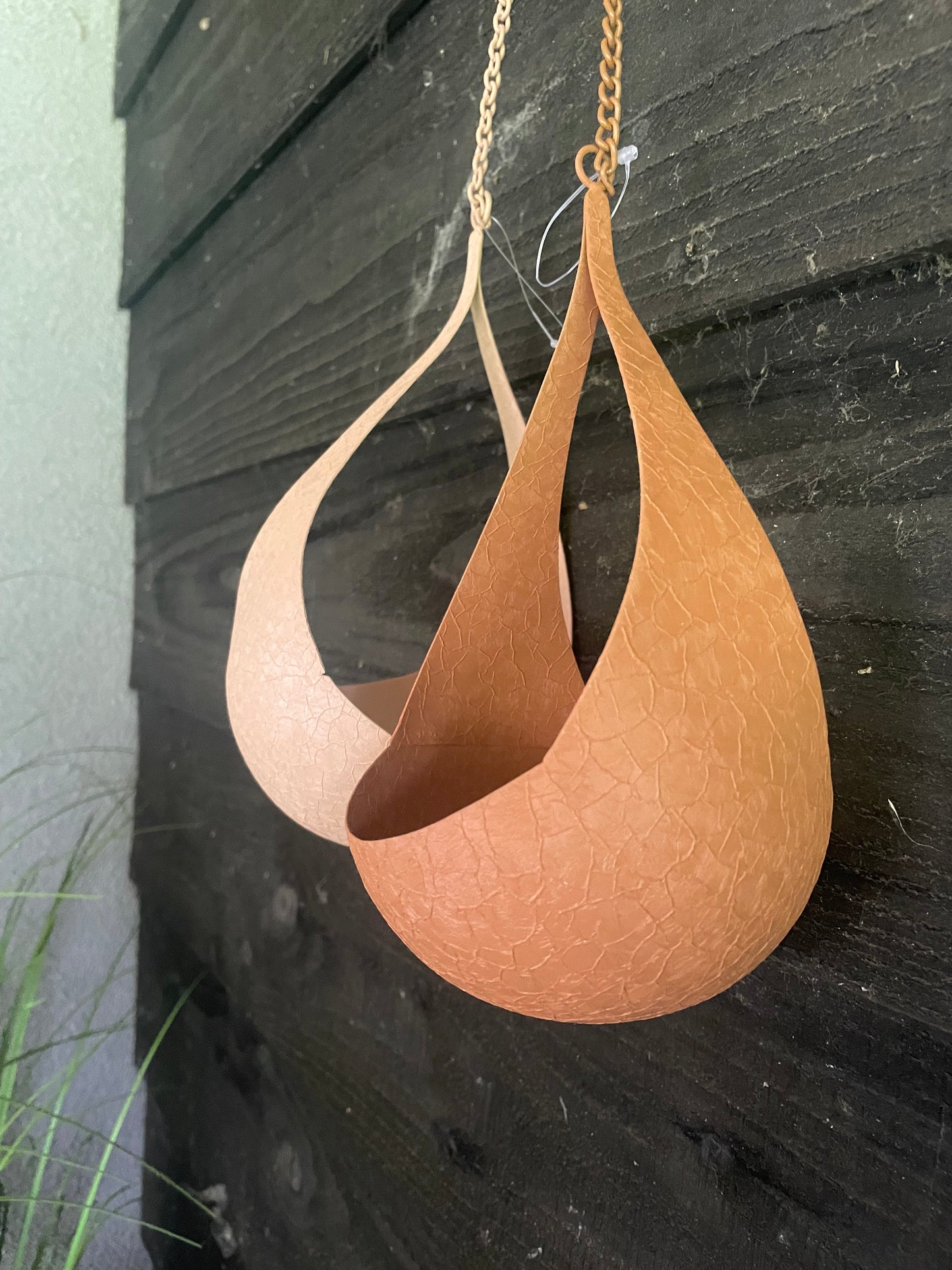 Metalen voederbakje voor vogeltjes in twee kleuren verkrijgbaar beige/ taupe